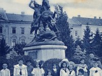 Spomenik 'Sv. Juraj ubija zmaja', rad kipara Antona Dominika Fernkorna, u pozadini Kraljevsko zemaljska obrtna škola (danas ŠPUD i MUO), oko 1908. godine D